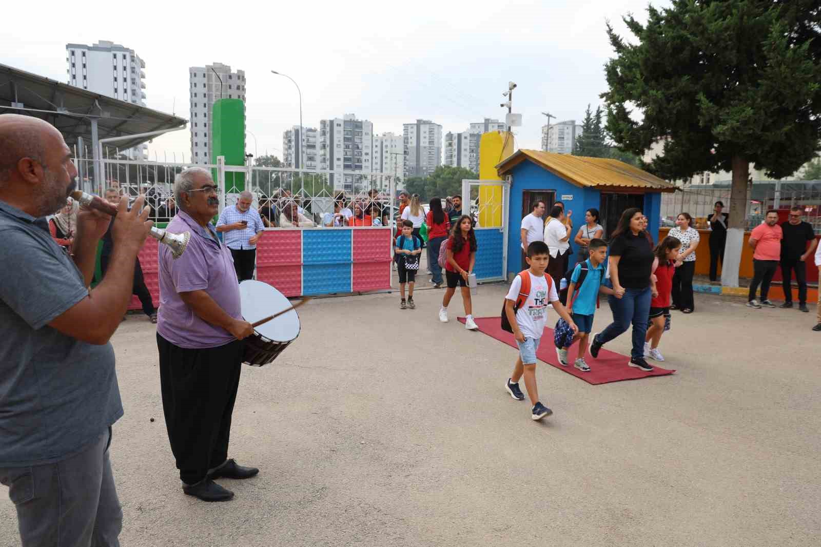 Adana'da Öğrenciler Okula Davul Zurna ile Uğurlandı