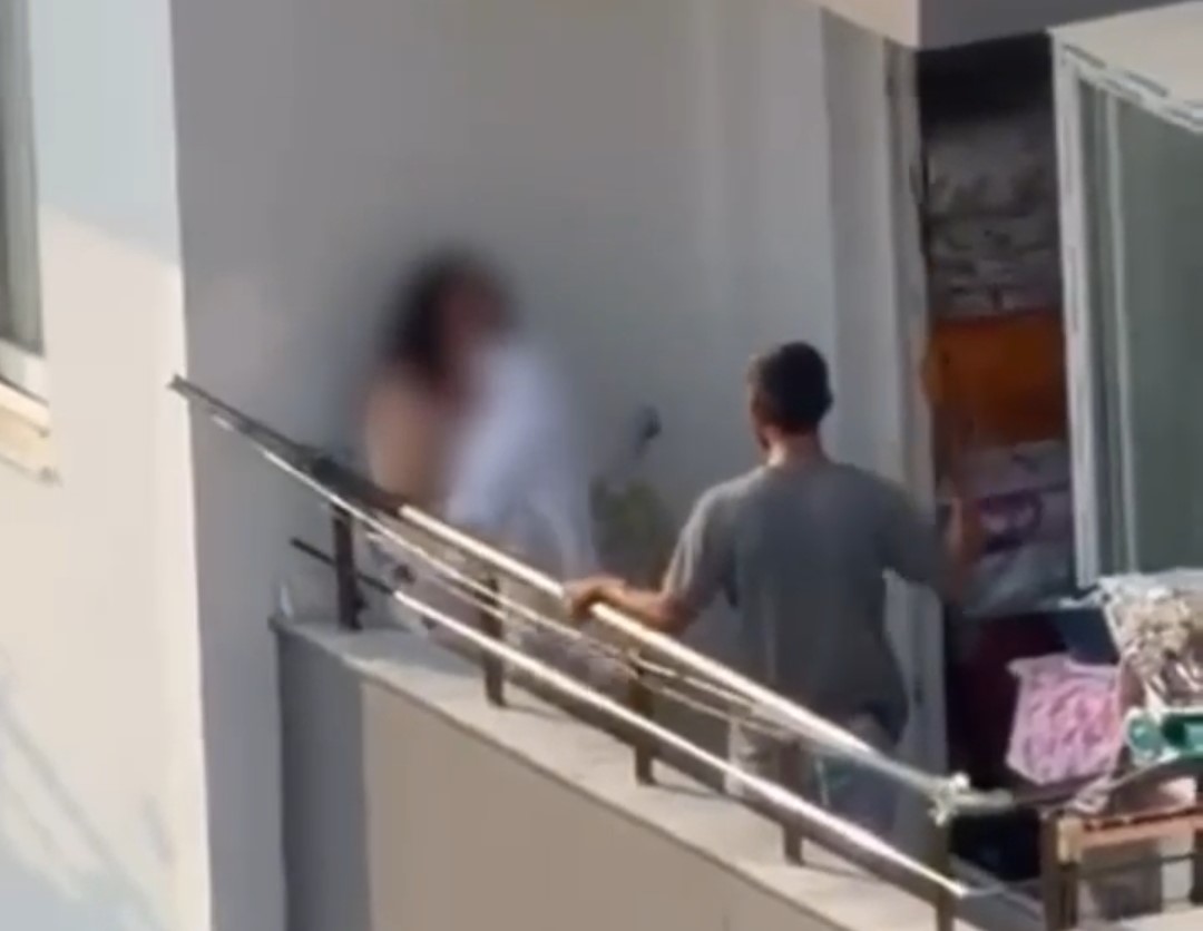 Adana'da Balkonda Şiddet Anları: Kadın Yardım İstedi