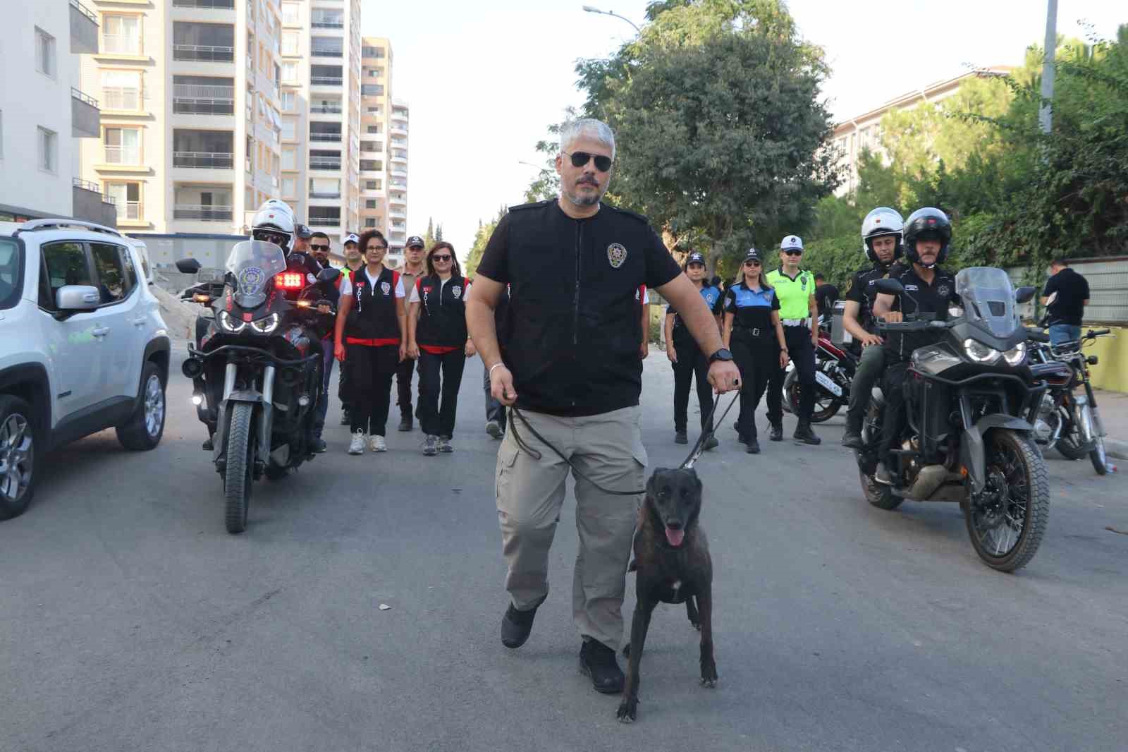 Adana'da Okulların İlk Gününde Güvenlik Önlemleri Artırıldı