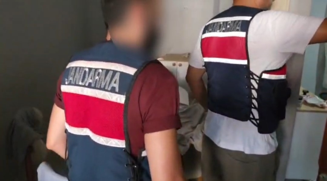 Adana'da Uyuşturucu ve Silah Operasyonu: Dört Gözaltı, Tutuklamalar Gerçekleşti