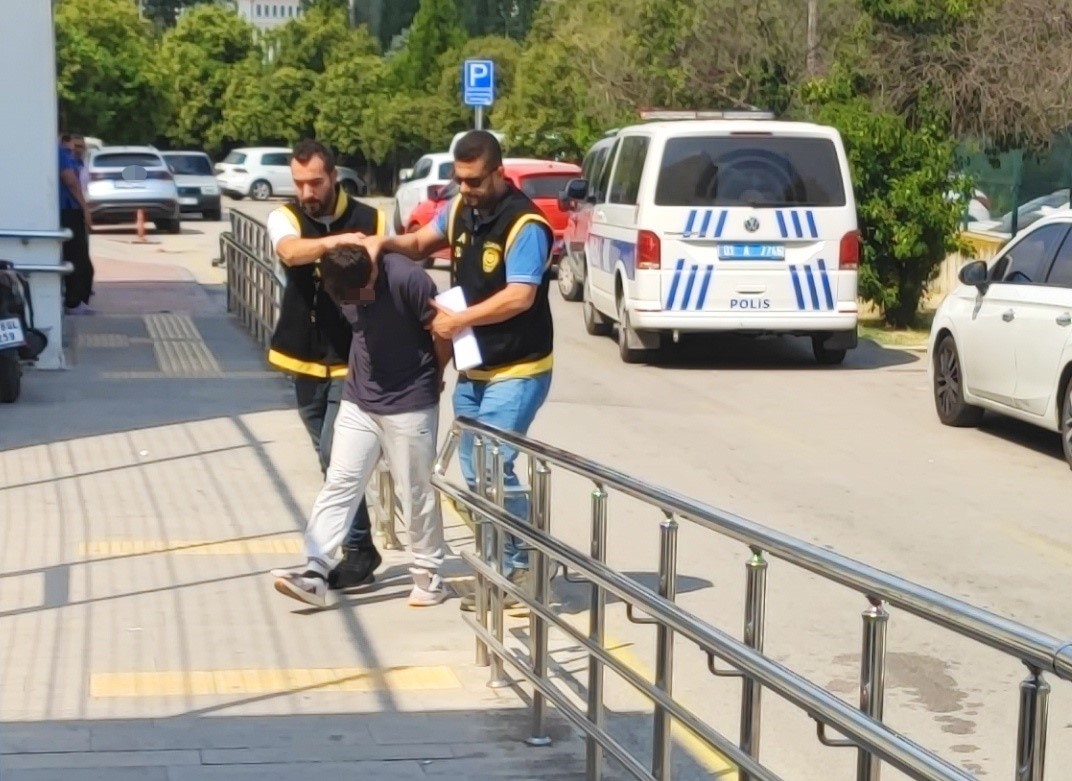 Adana'da Arkadaşına Bıçakla Saldıran Genç Tutuklandı