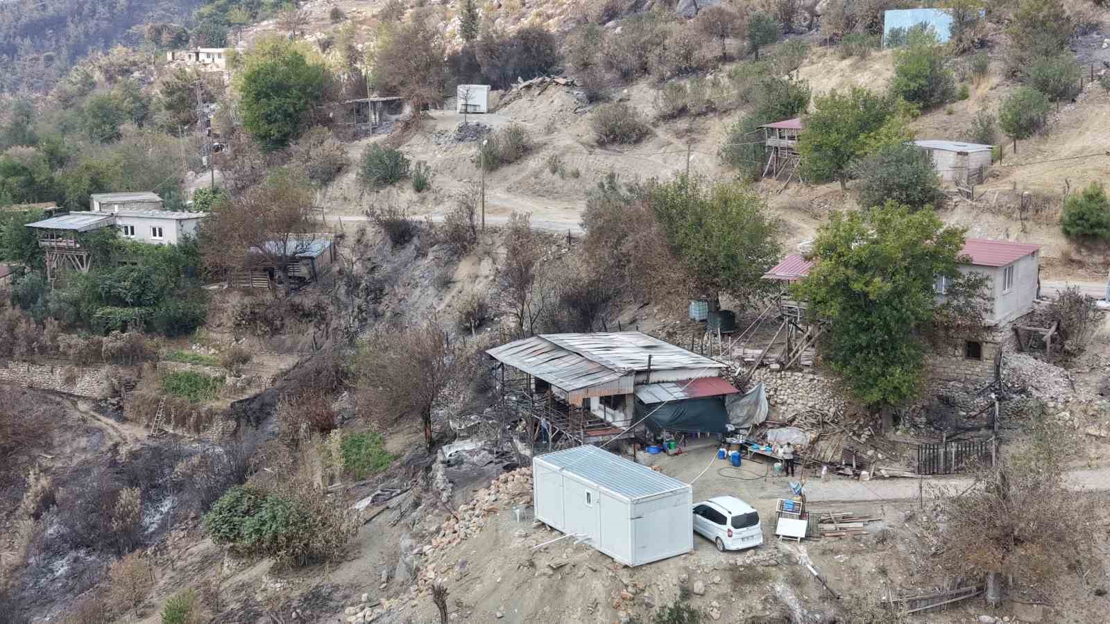 Kozan'daki yangından etkilenen ailelere konteyner yardımı