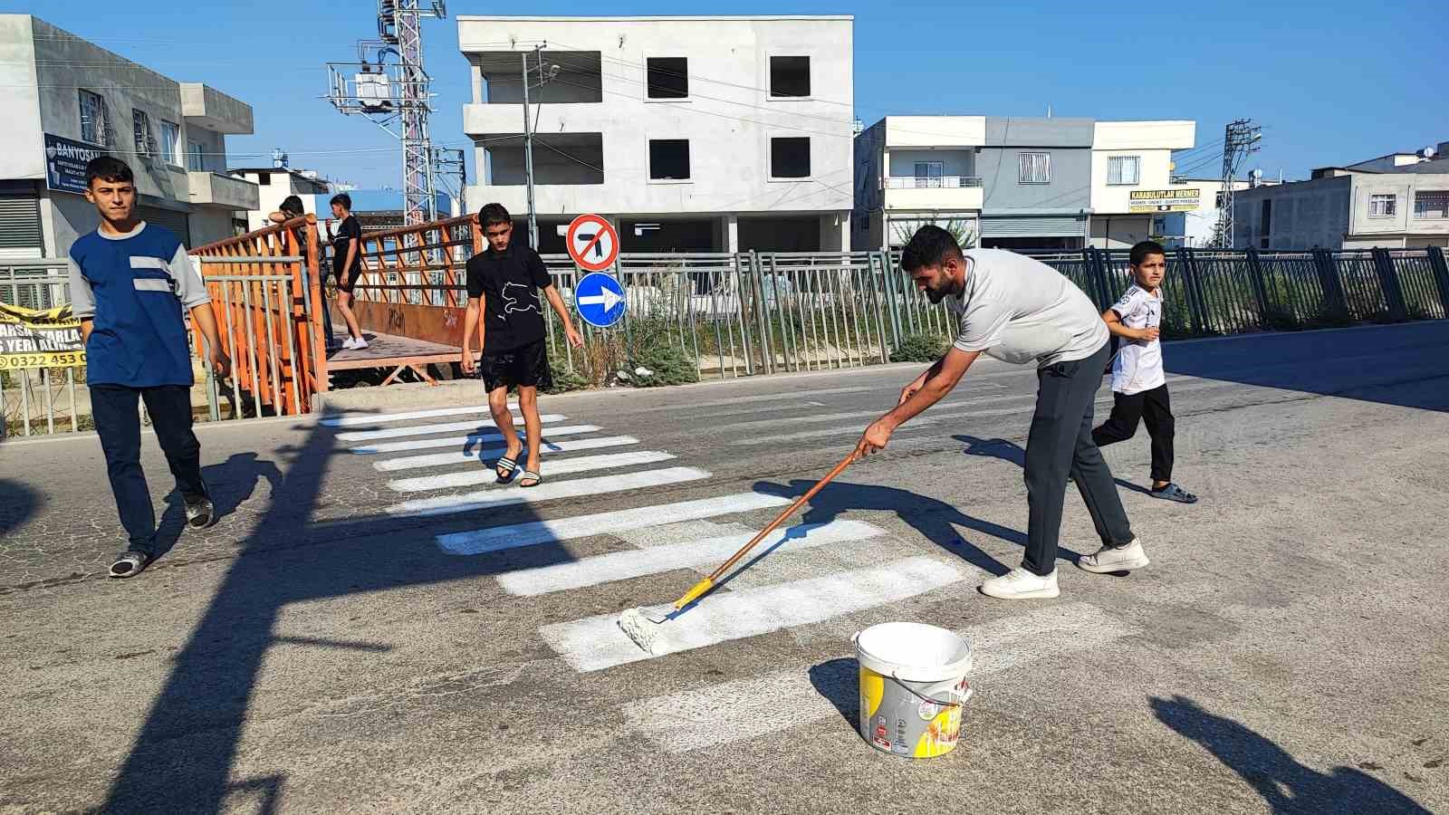 Adana'da Veliden Anlamlı Hareket: Yaya Geçidini Kendisi Çizdi