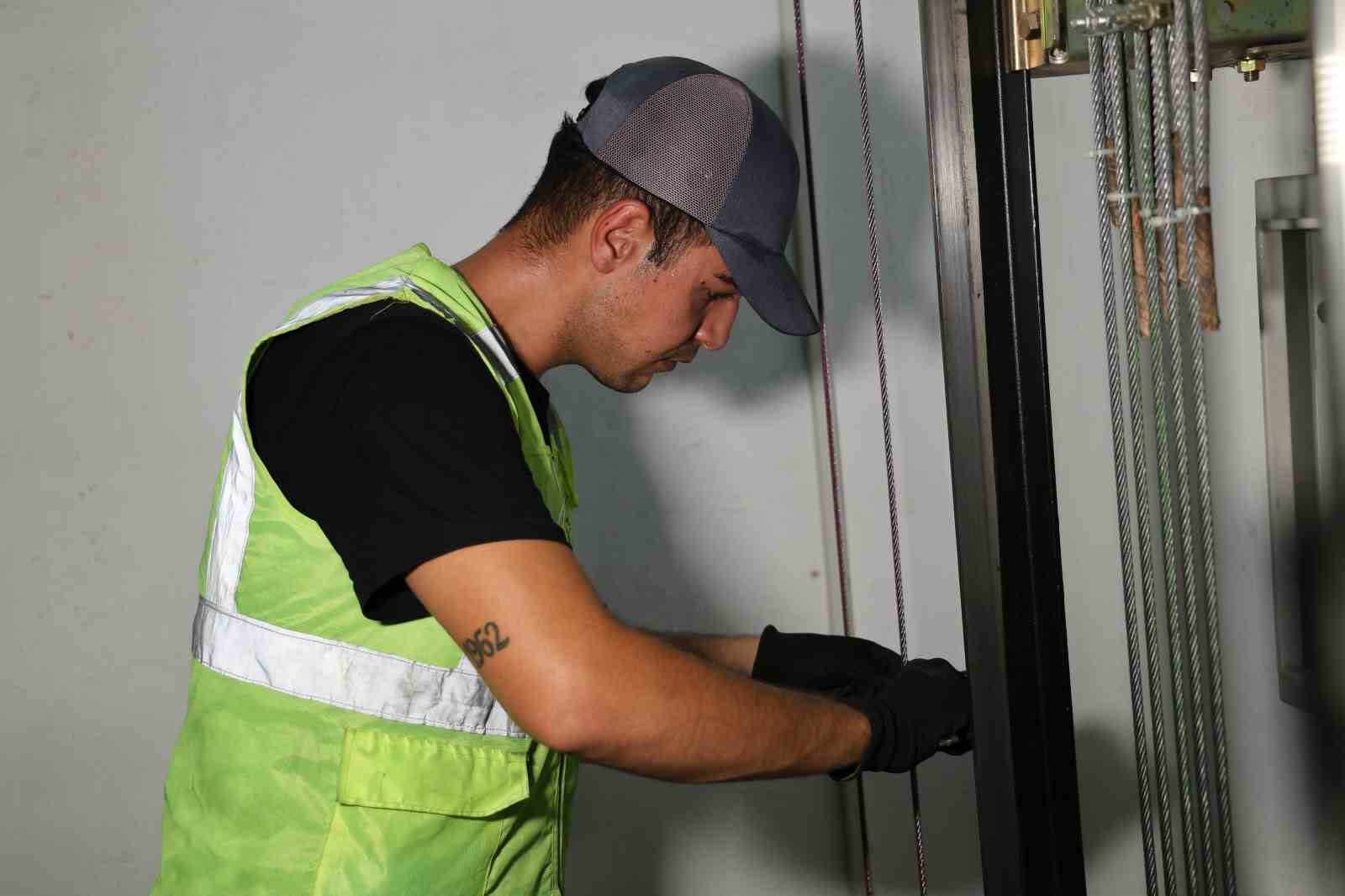 Adana'nın Asansörleri Alarm Veriyor: Güvenlik Sorunları Gündemde
