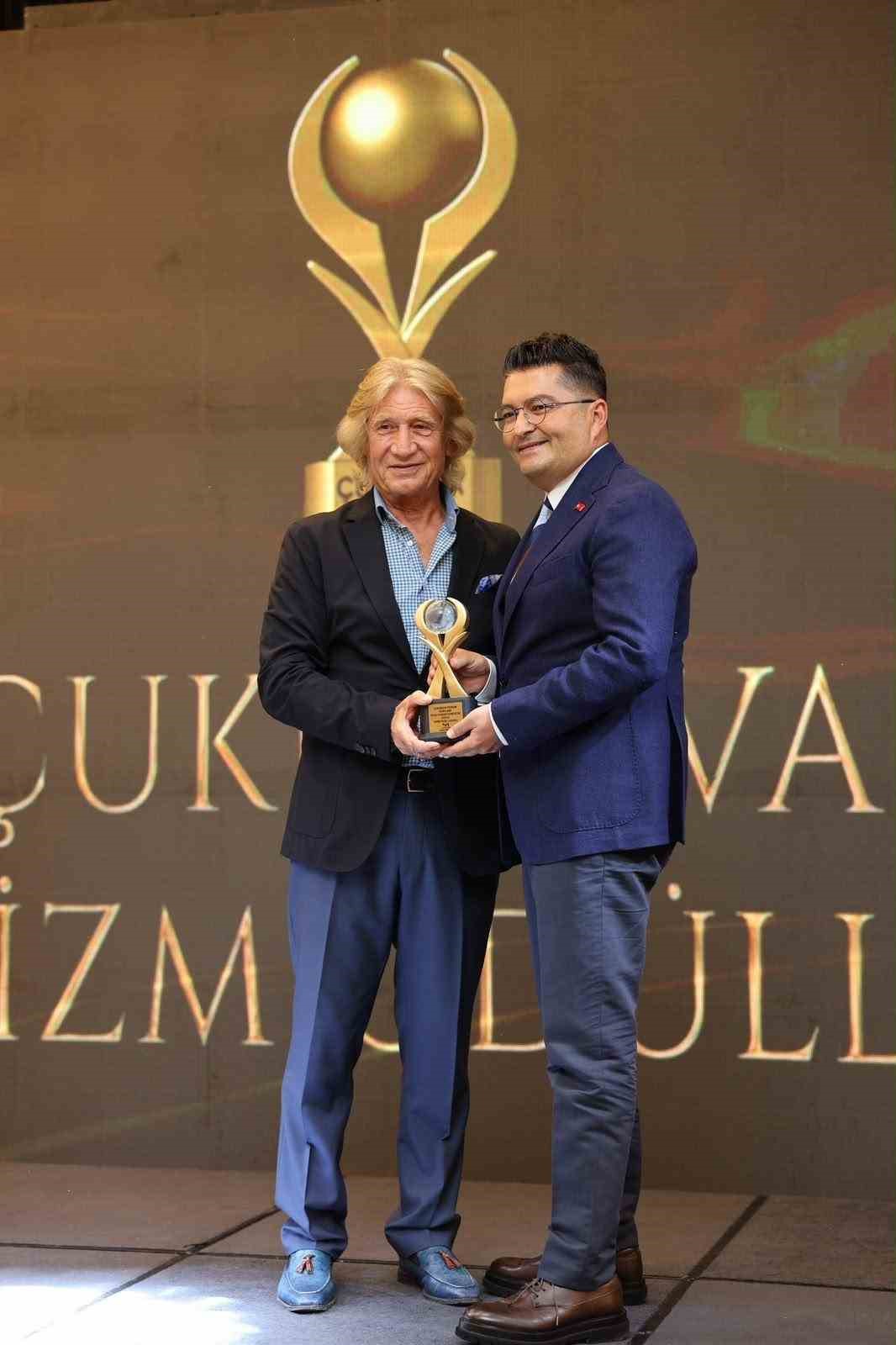 Adana’nın Turizm Yıldızı: Emre Duru, Yılın Yöneticisi Ödülünü Aldı