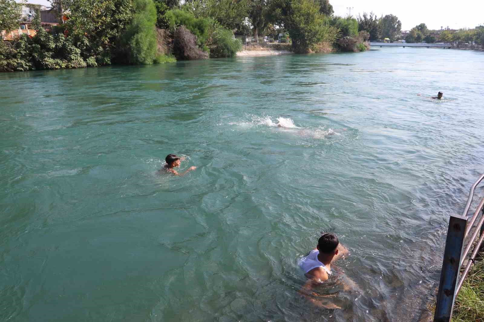 Adana'da Sıcaklar Çocukları Tehlikeli Sulama Kanallarına İtiyor