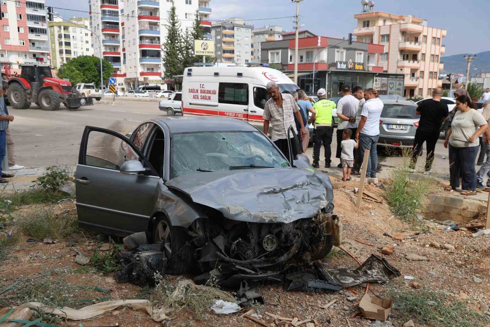 Adana'da Kavşakta Feci Kaza: 4 Yaralı