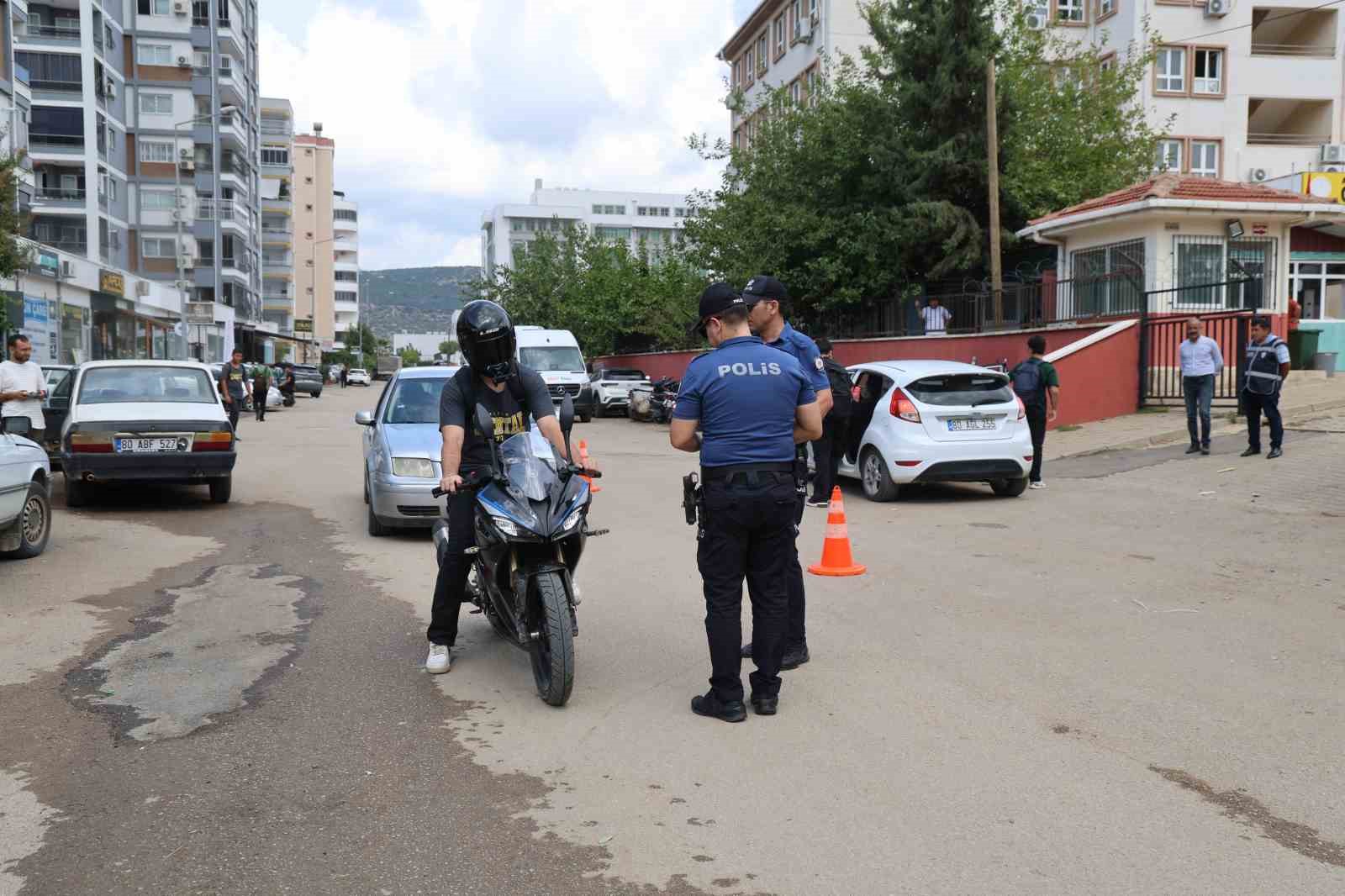 Kozan'da Öğrenci Güvenliği İçin Okul Çevrelerinde Sıkı Denetim