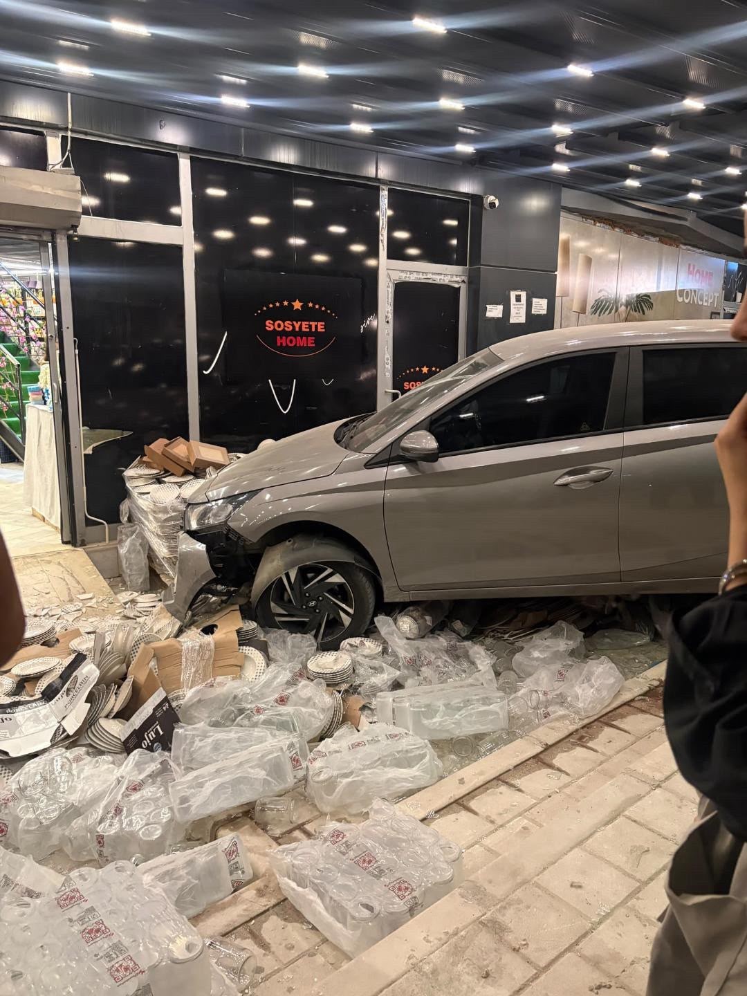 Adana'da İki Otomobil Mağazaya Daldı: İki Yaralı