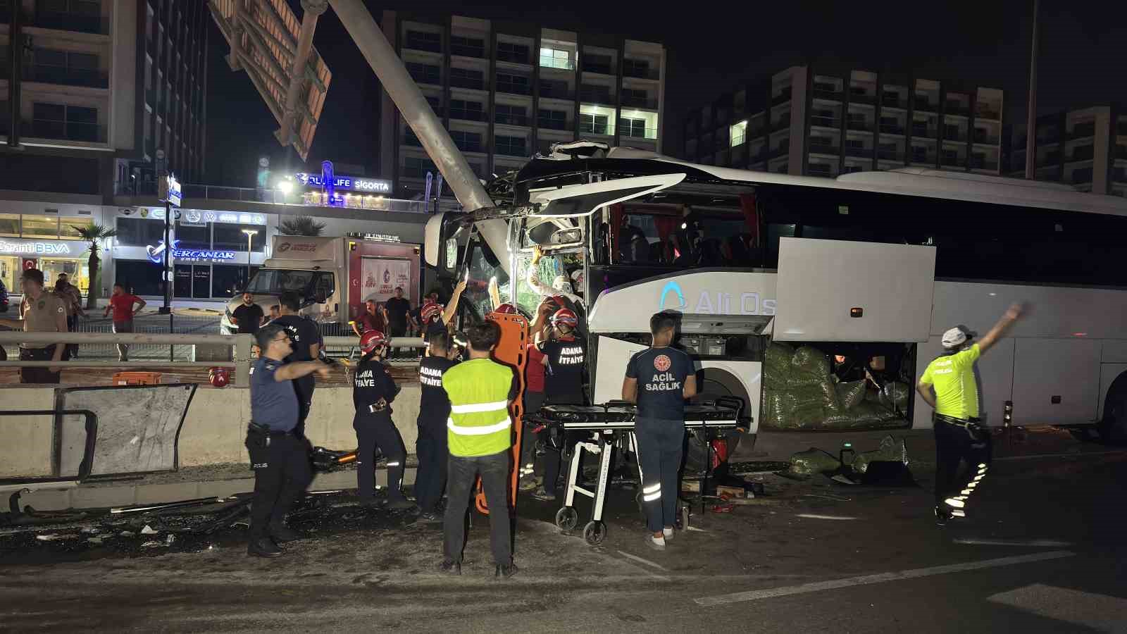 Adana'da Yolcu Otobüsü Kaza Yaptı: 11 Yaralı