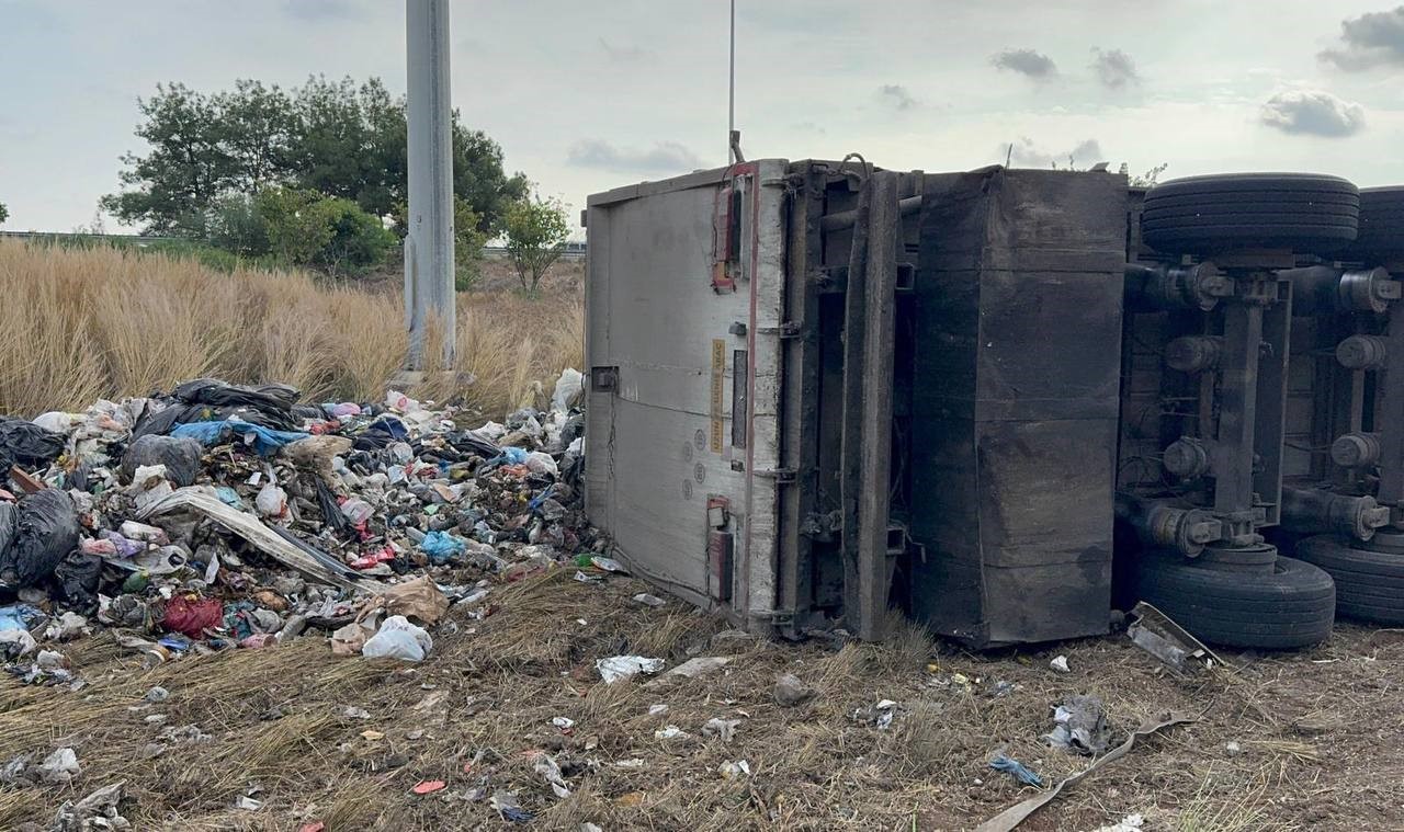 Adana'da Tır Devrildi: Sürücü Hastaneye Kaldırıldı