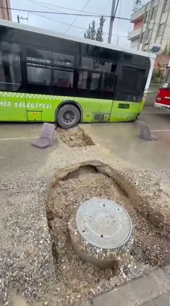 Adana'da Şiddetli Yağış Sonrası Otobüs Çukura Düştü