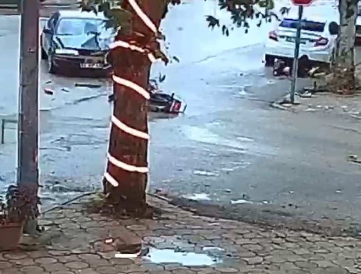 Adana'da Otomobil ve Motosiklet Çarpıştı: 17 Yaşındaki Sürücü Ağır Yaralandı