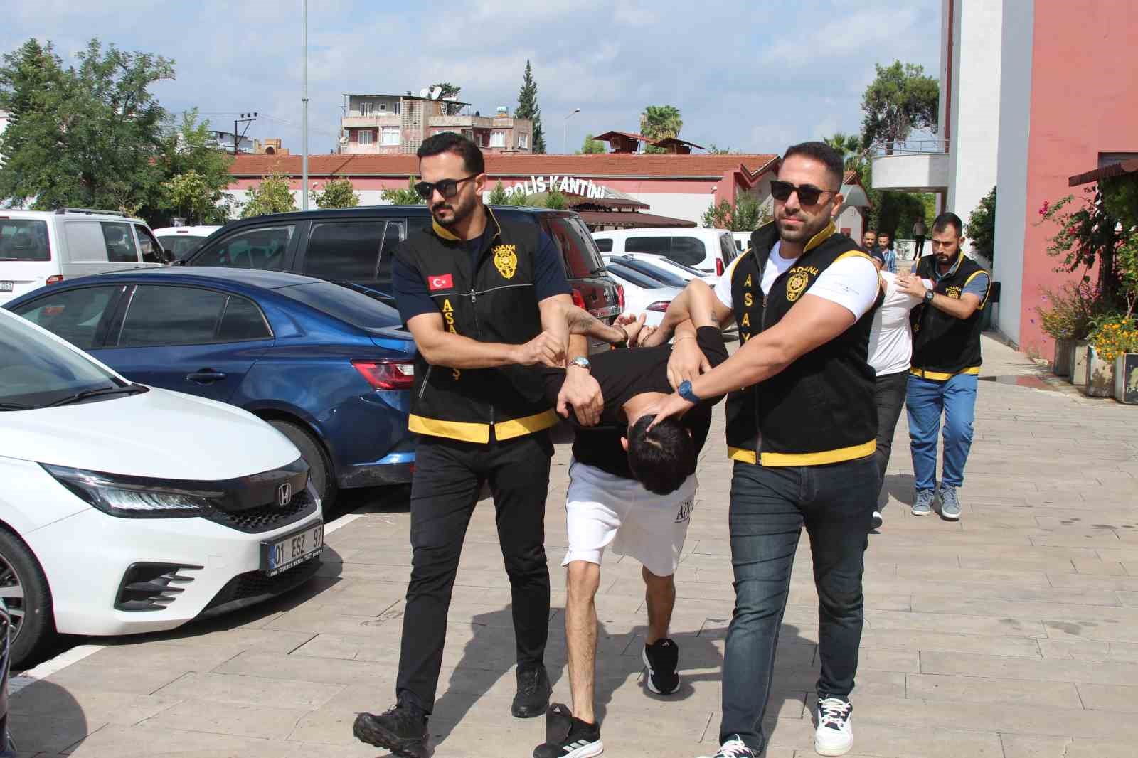 Adana'da El Bombasıyla Kaçış Denemesi: Polisin Başarılı Müdahalesi
