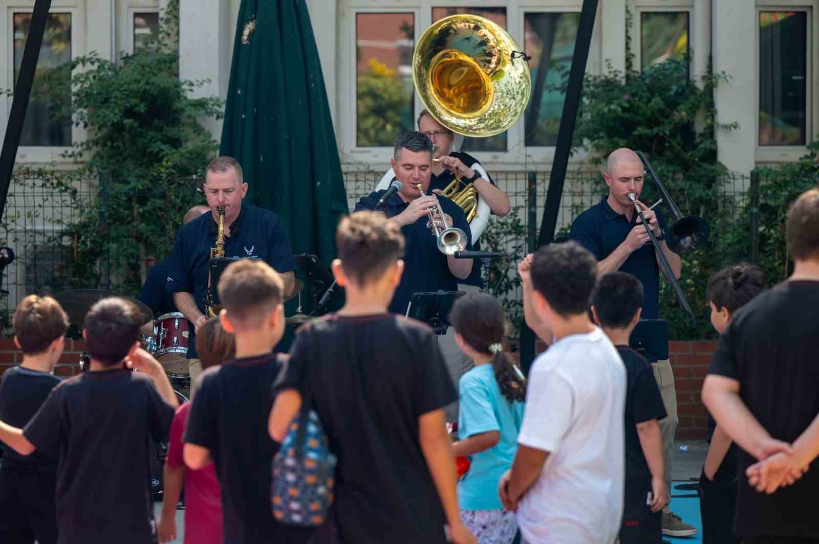 Adana’da Müzik Ziyafeti: ABD Hava Kuvvetleri Orkestrası Öğrencilerle Buluştu
