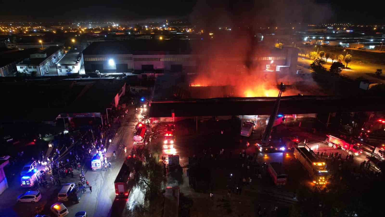 Adana'da Sebze Halinde Yangın: 22 İş Yeri Küle Döndü