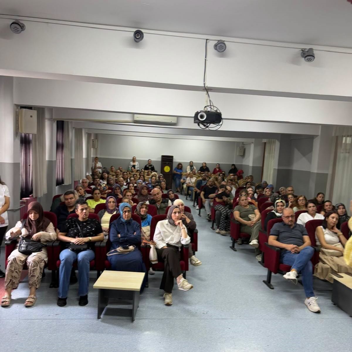 Adana'da Velilere Medya ve Aile Eğitimi Verildi
