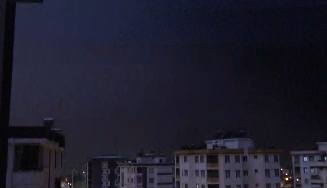 Kozan'da Fırtına Anında Yıldırım Düşüşü Kameralara Yansıdı