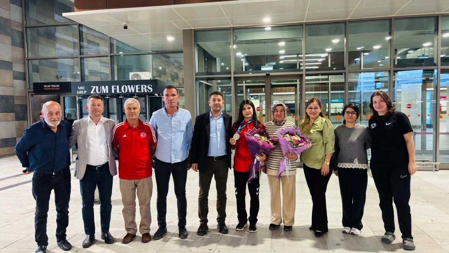 Fekeli Güreşçi Damla Ünal, Avrupa İkinciliği ile Döndü