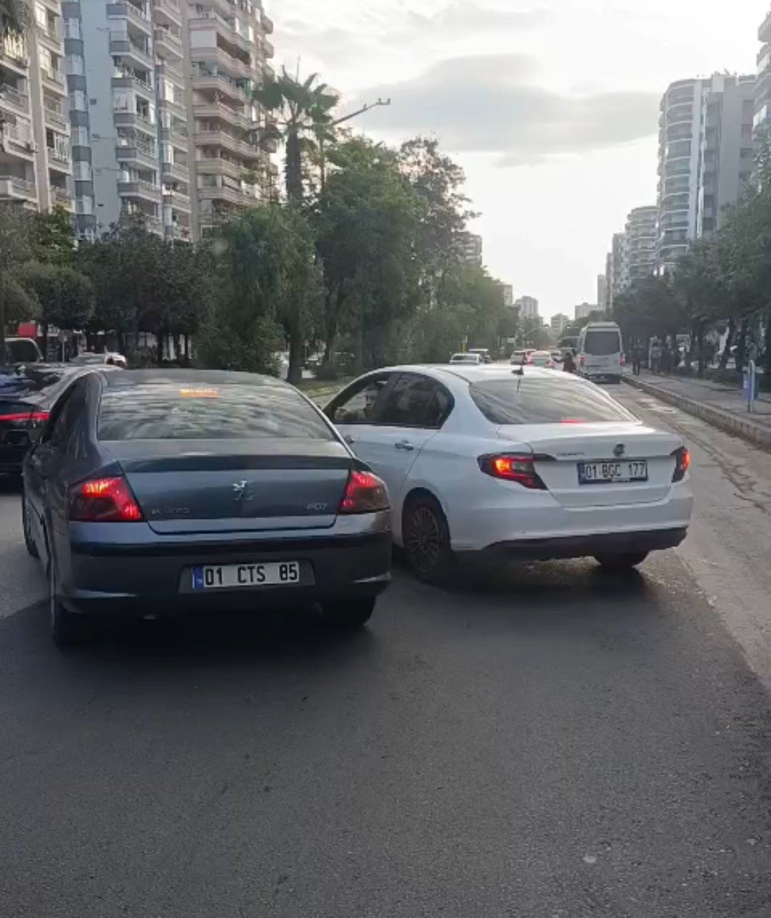 Adana'da Sürücüler, 180 Bin Liralık Cezadan Kaçmak İçin Araçlarından İnmeyip Tartıştı