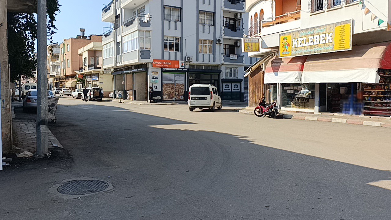 Otomobil Elektrikli Bisiklete Çarptı, Sürücü Kaçtı