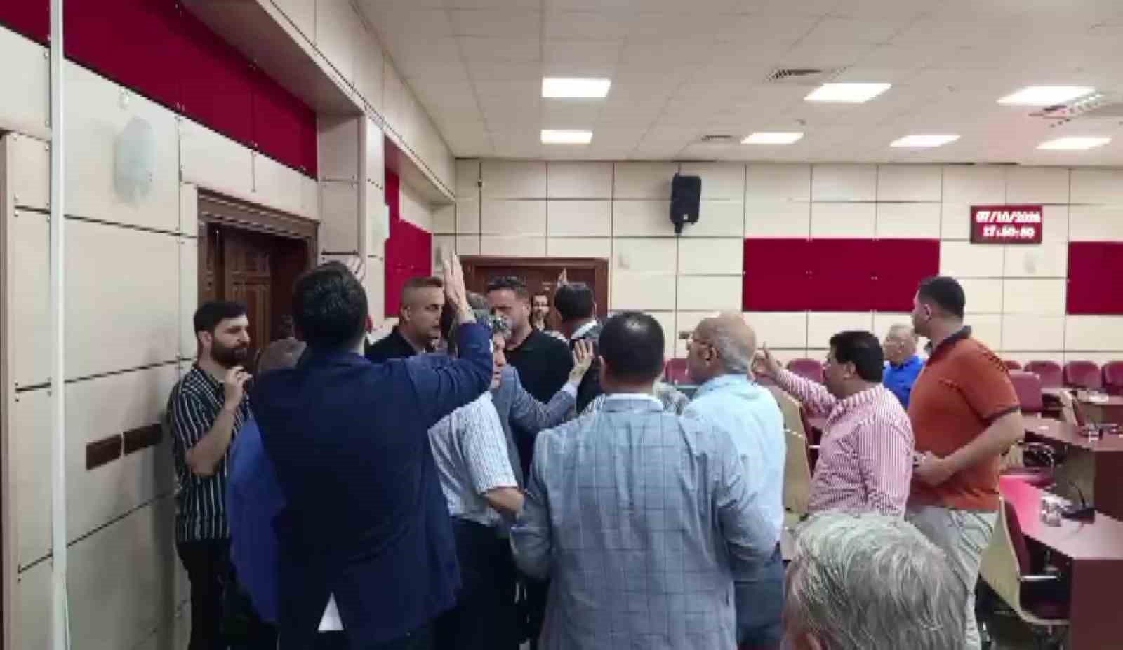 Yüreğir Belediye Meclisi'nde Gergin Anlar: CHP'li Üyeler Arasında Yumruklaşma Söz Konusu