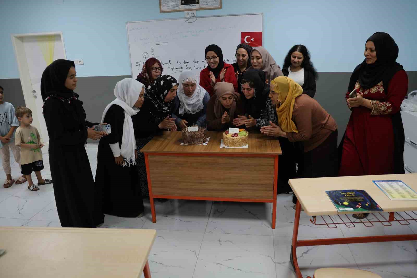 Yıllar Sonra Gelen Umut: Adana'da Kadınlar Okuma Yazma Öğrenip Mezun Oldu