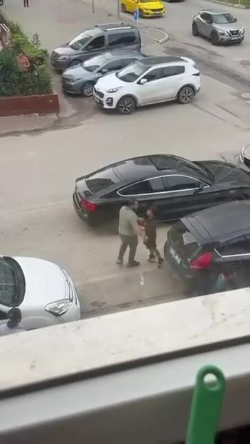 Küçük Çocuk, Annesine Şiddet Uygulayan Adamı Durdurdu