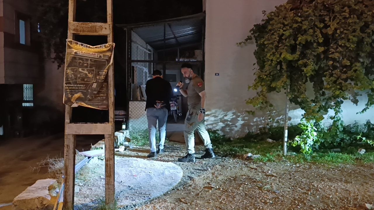 Kozan'da Kasklı Şüpheli, M.K.'yi Vurarak Kaçtı