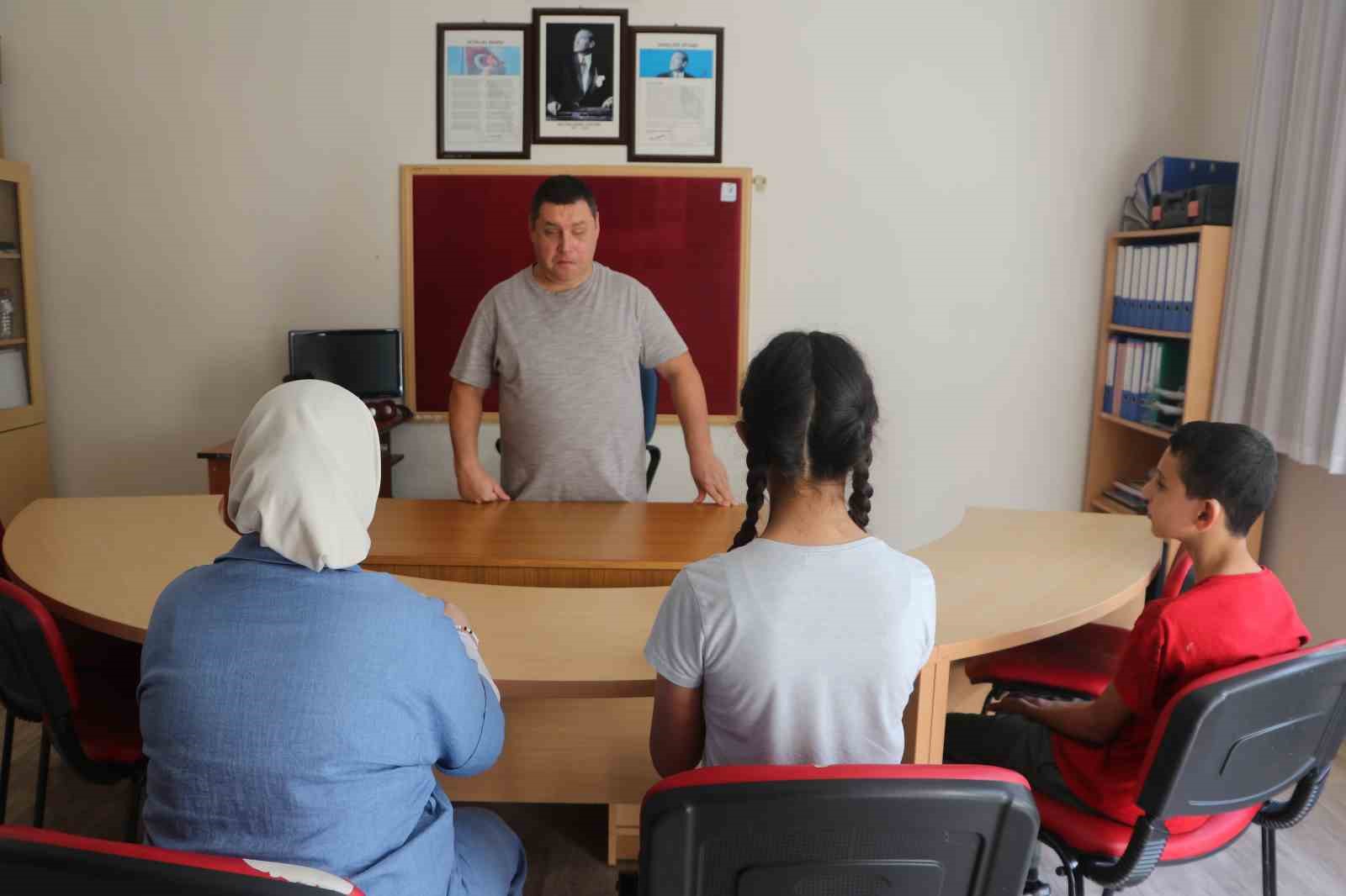 Görme Engelli Hasan Öğretmen, 20 Yıldır Geleceğin Avukatlarını ve Kaşiflerini Eğitiyor