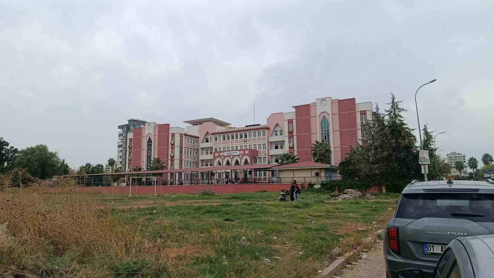 Adana'da Okulda Dedikodu Kavgası: Kız Öğrenci Arkadaşını Ekmek Bıçağıyla Yaraladı