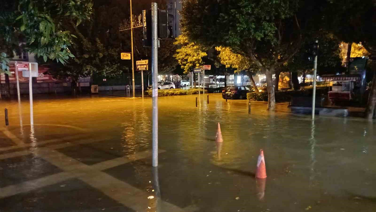 Adana'da 45 Dakikada Yağmur, Cadde ve Sokakları Suya Gark Etti