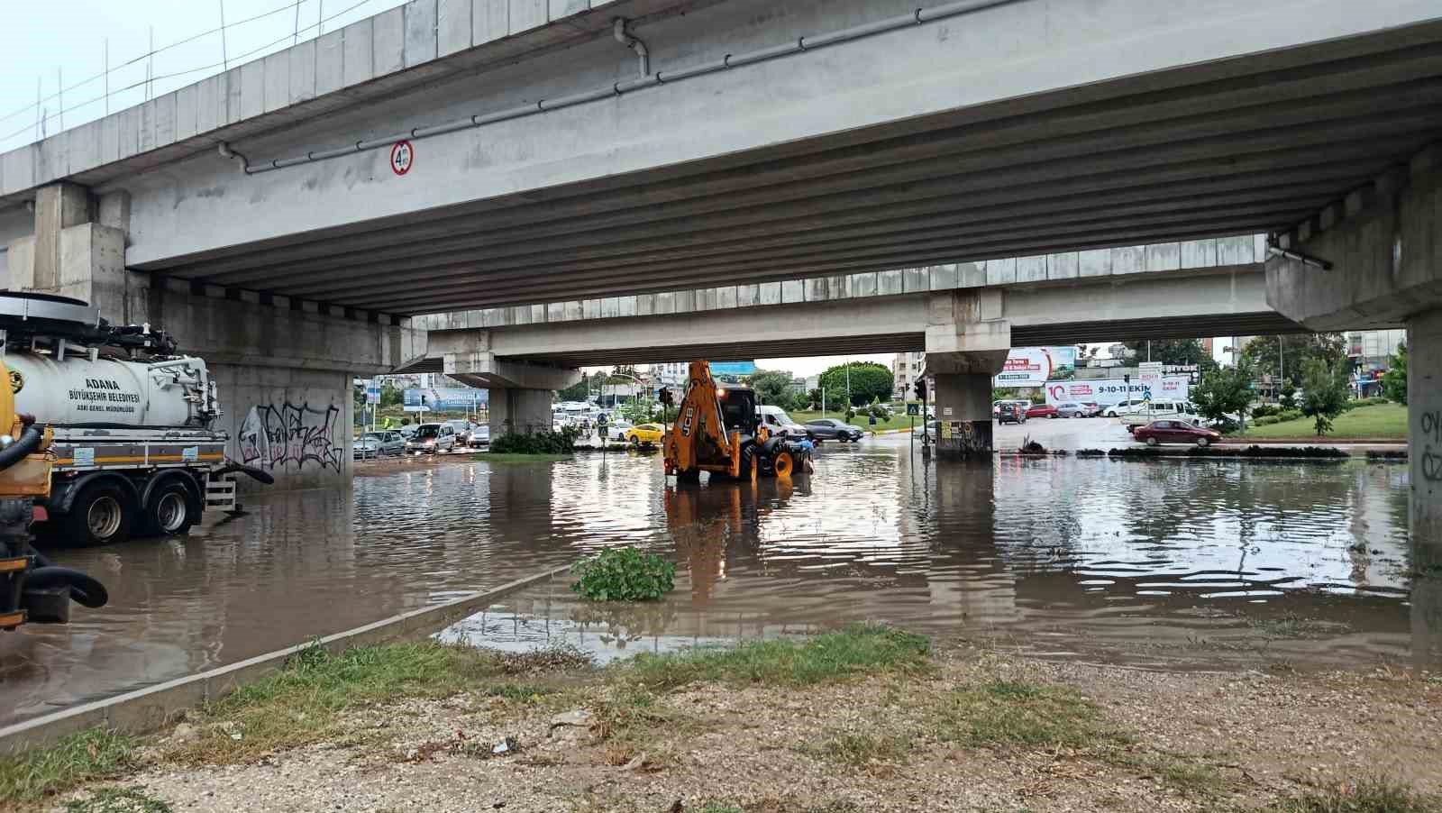 Adana'da Sağanak Yağış Hayatı Olumsuz Etkiledi, Alt Geçit Su İçinde Kaldı
