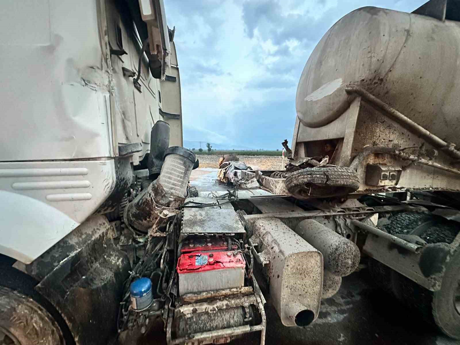 Adana'da Otomobil Tırın Altında Alev Alev Yandı