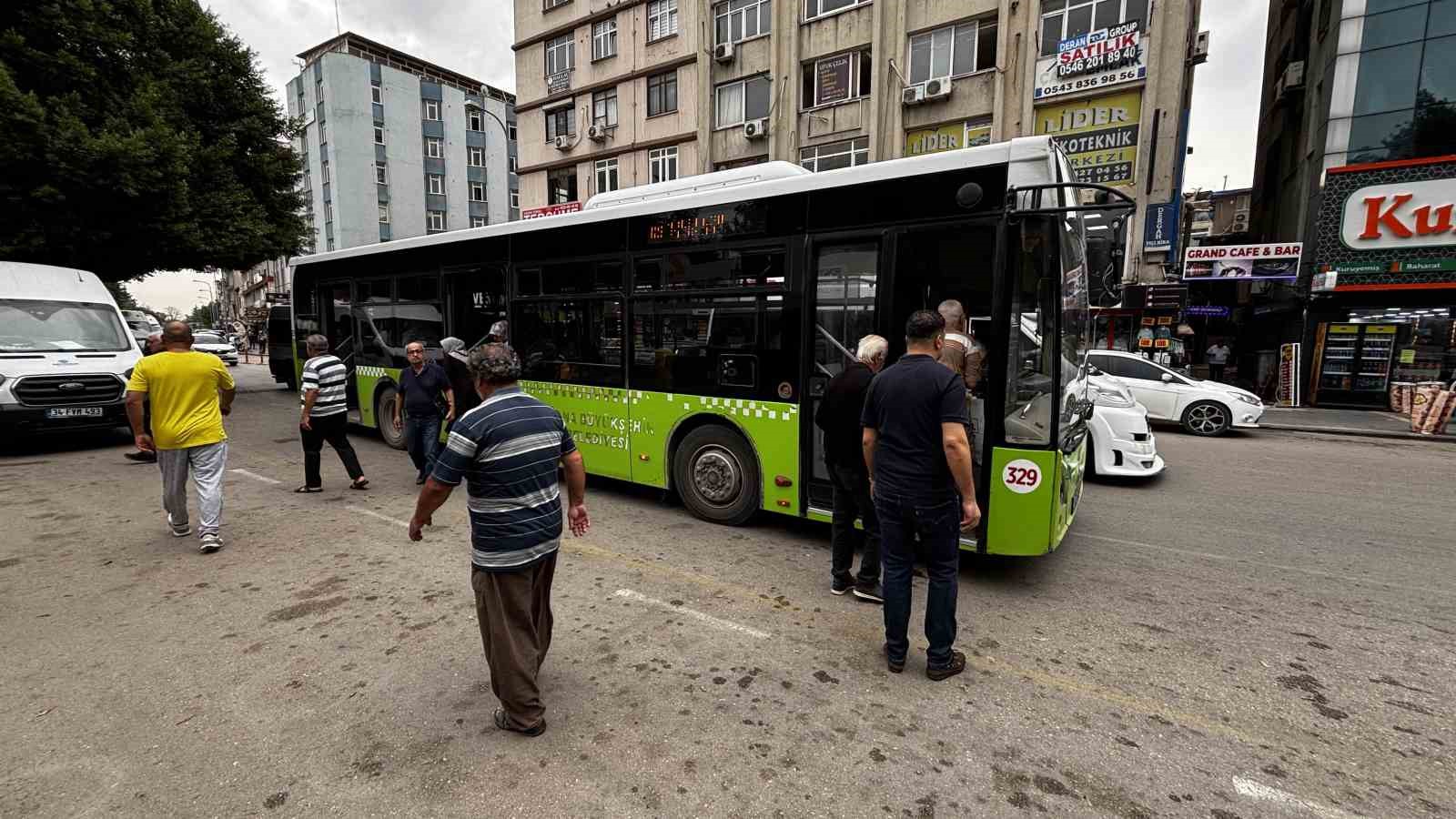 Adana'da Belediye Otobüsü Tekerleği Çıktı, Vatandaşlar Bakım İstedi