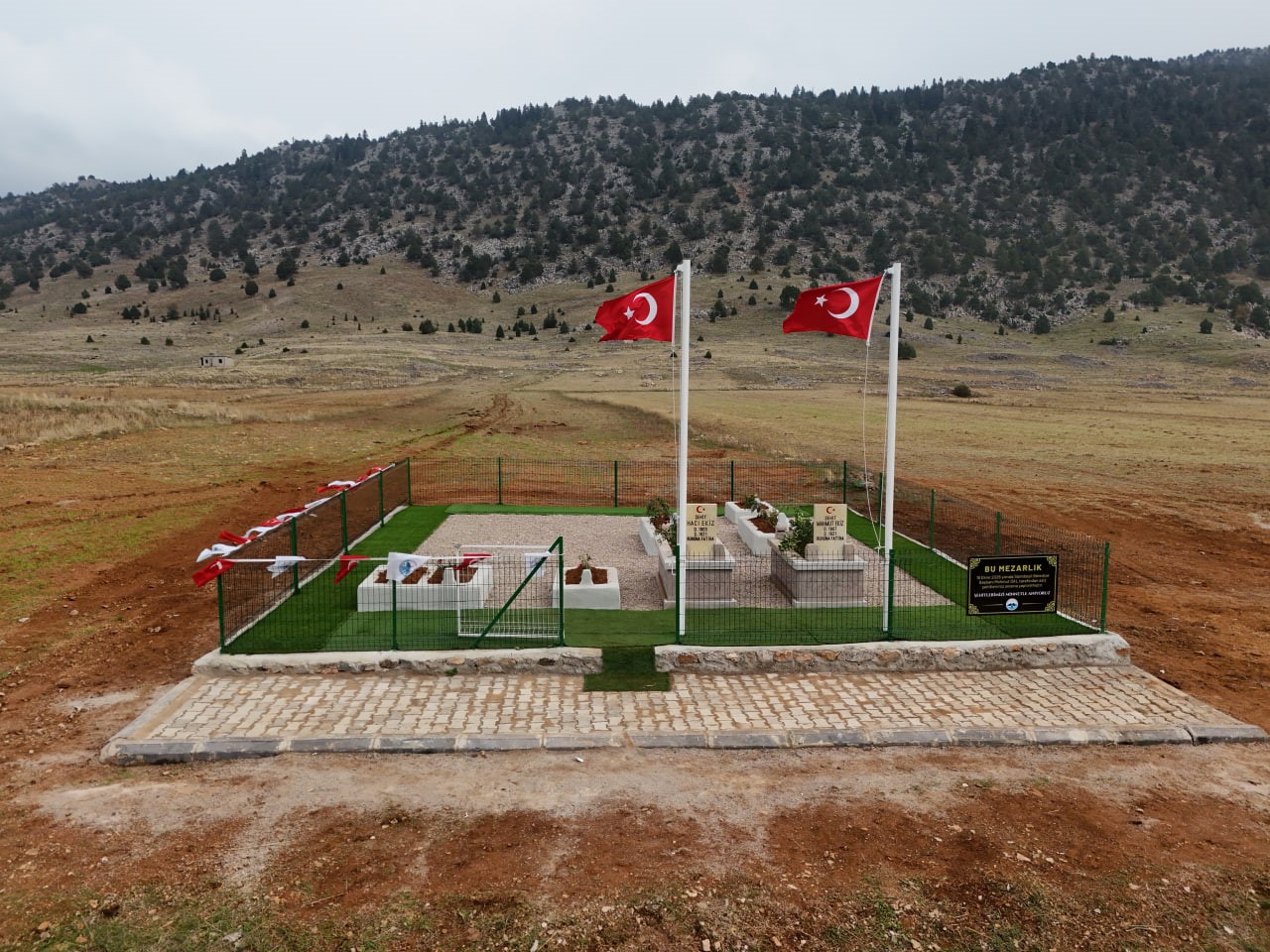 Asırlık Mezarlar Şehitlik Alanına Dönüştürüldü