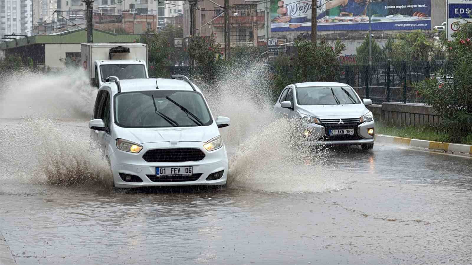 Adana'da Aniden Bastıran Yağmur, Caddeleri Gölden Farksız Hale Getirdi