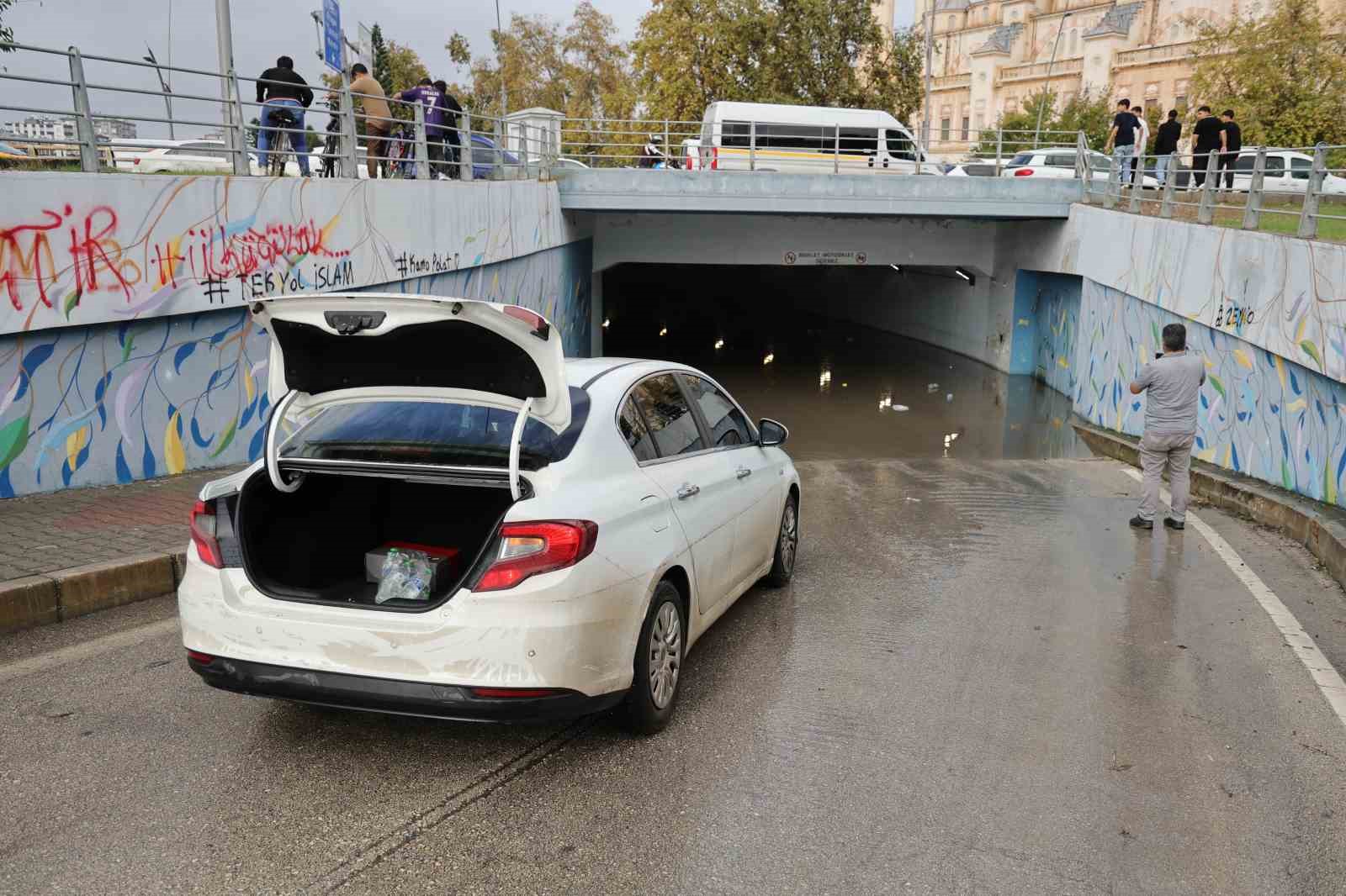 Adana'da Yağmur Kabusu: Otomobil Suya Gömüldü, Vatandaşlar Rögarları Temizledi