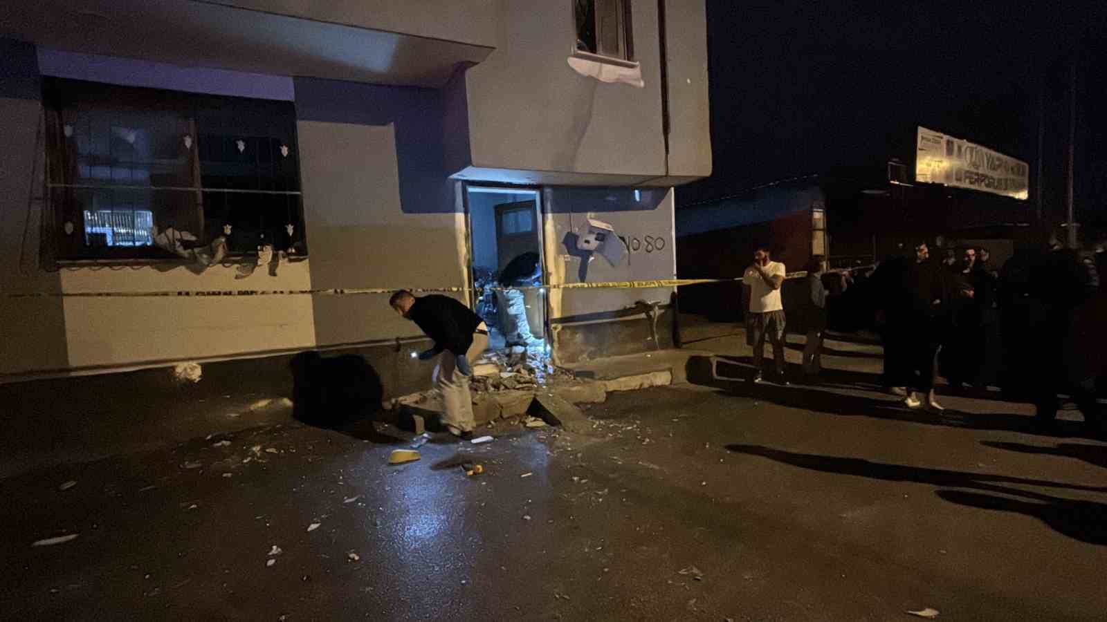 Adana'da Çocukların Da Bulunduğu Eve Patlayıcı Atıldı