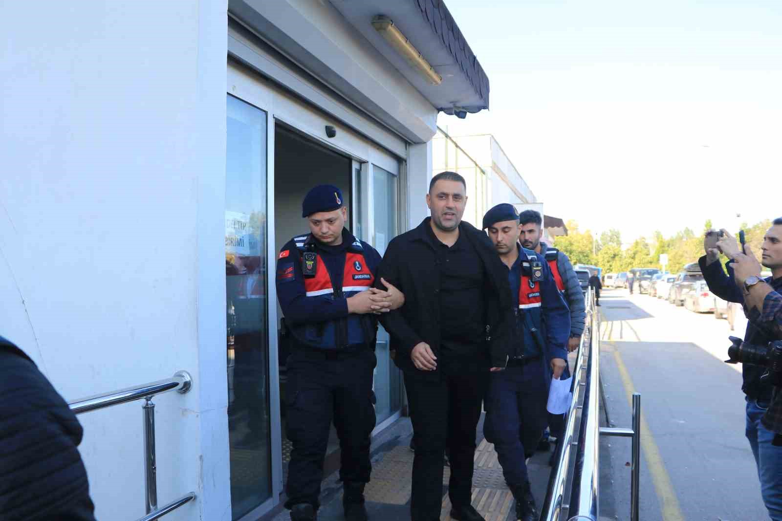 Adana’da Belediye Başkanı Emrah Kozay Gözaltına Alındı