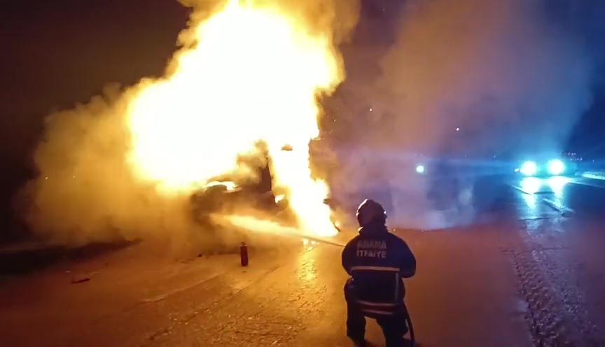 Ceyhan'da Tır Alev Alev Yandı, İtfaiye Zamanında Müdahale Etti