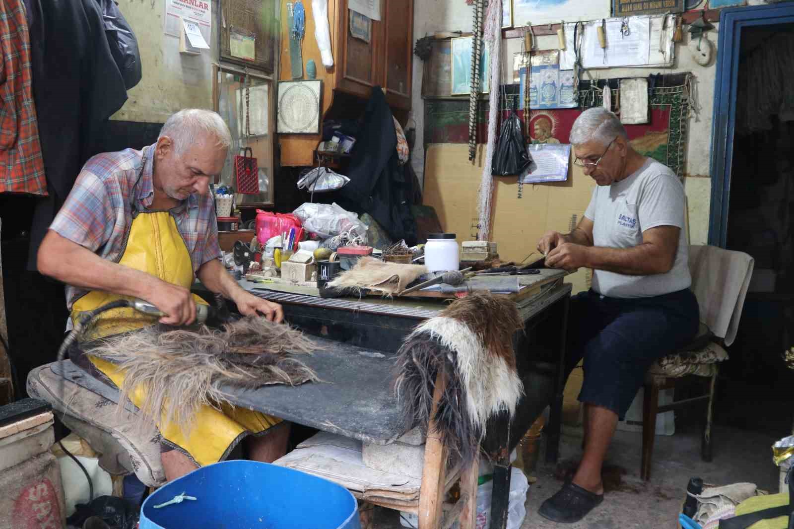 Adana'da Deri İşleyerek Peynir Tulumları Üreten Kardeşler