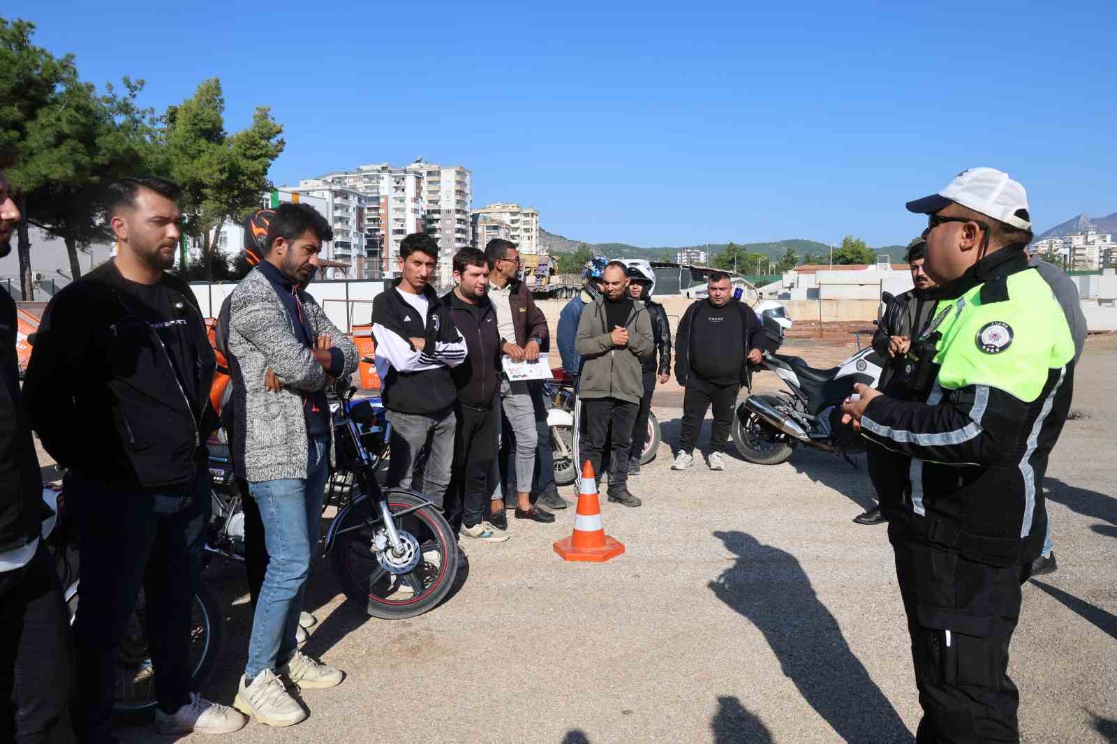 Adana'da Motokuryelere Trafik Eğitimi: Canınızı Tehlikeye Atmayın