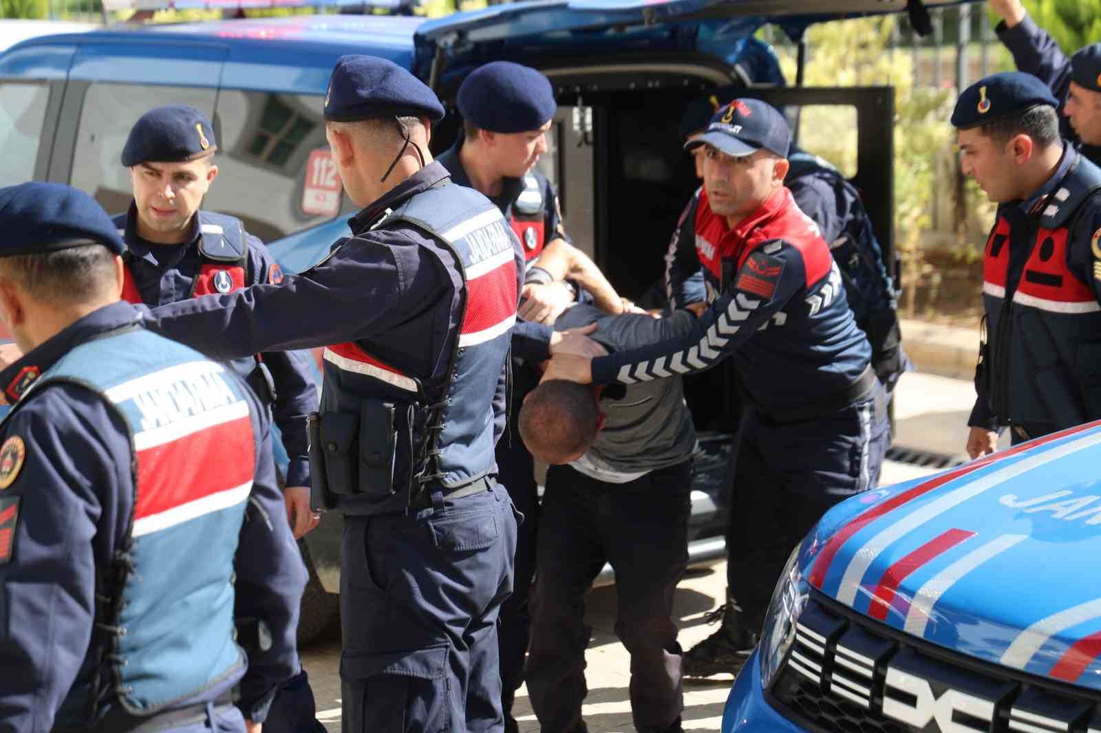 Pompalı tüfekle genç kızı öldüren zanlı adliye kapısında