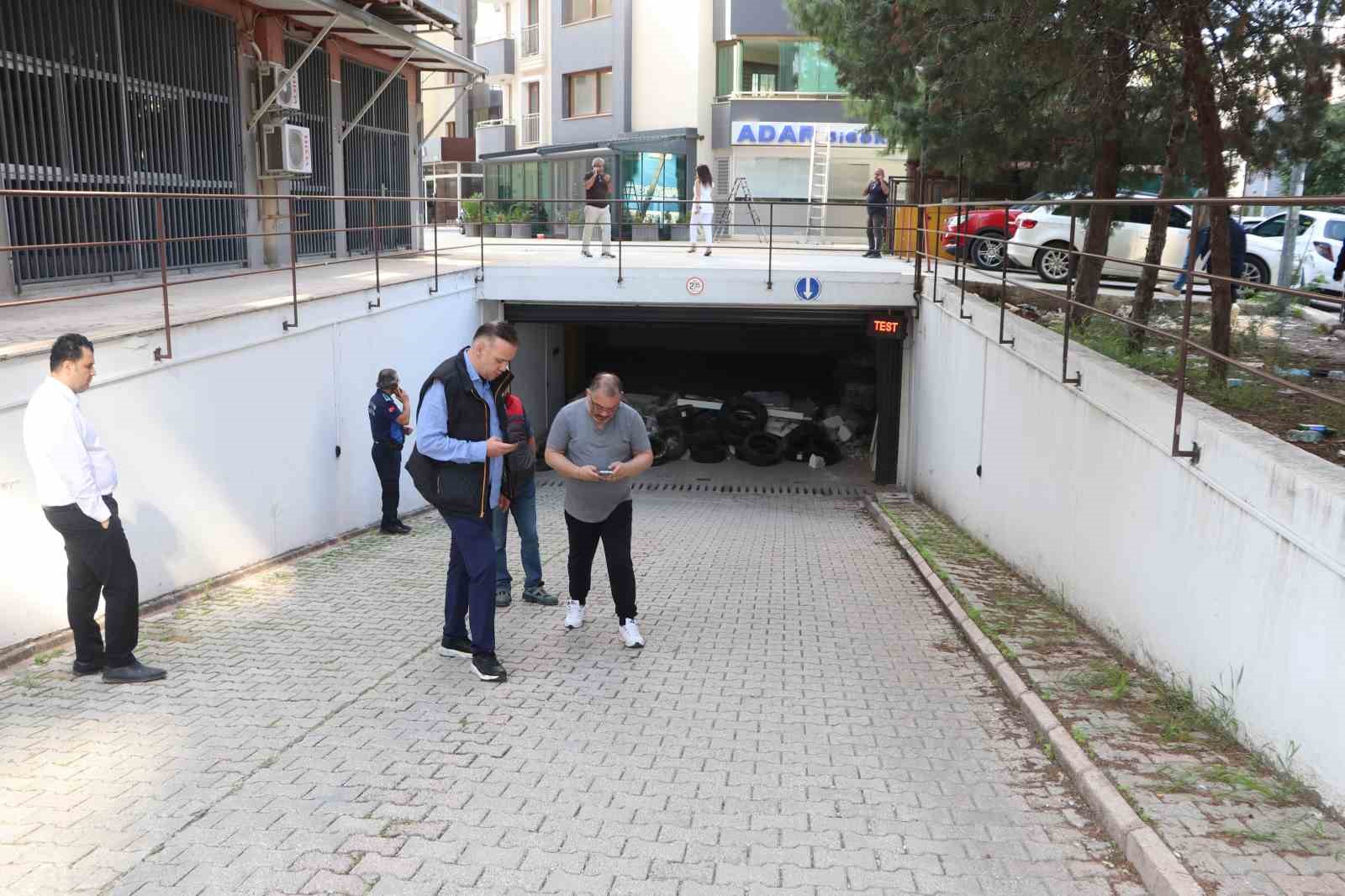 Adana'daki Otopark Krizi: Molozlar Araçları Mahsur Bıraktı