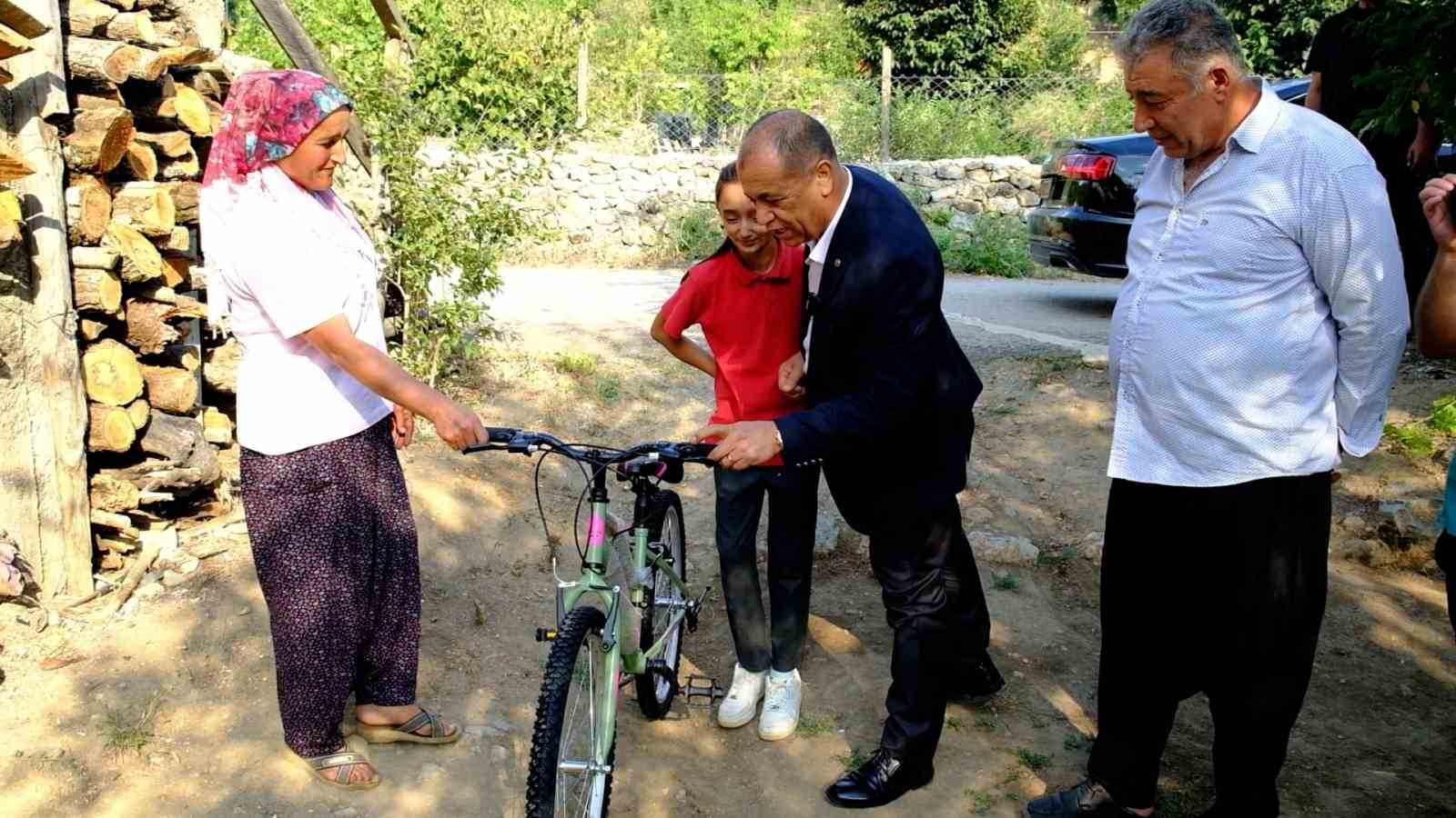 Saimbeyli'de Bir Hayal Gerçekleşti: Başkan, İclal'in Bisiklet İsteğini Kırmadı