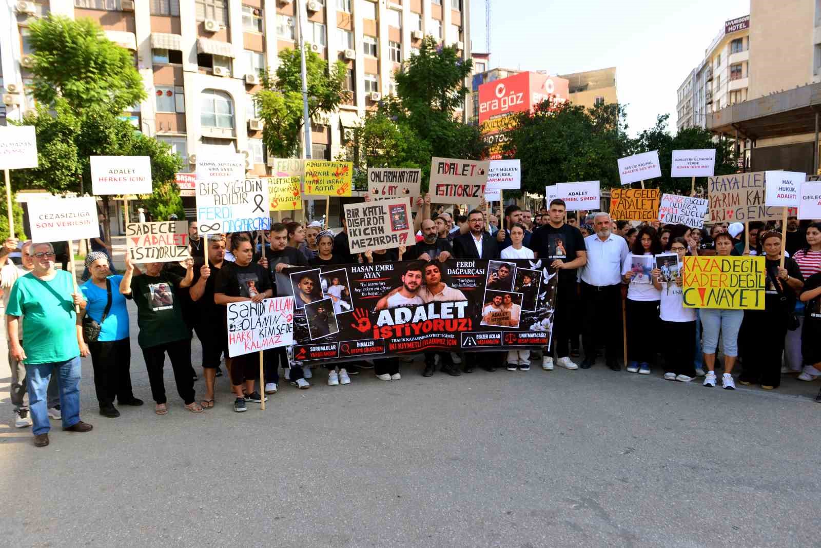 Adana'da Gençlerin Ölümüne Sebep Olan Sürücünün Tahliyesi Protesto Edildi