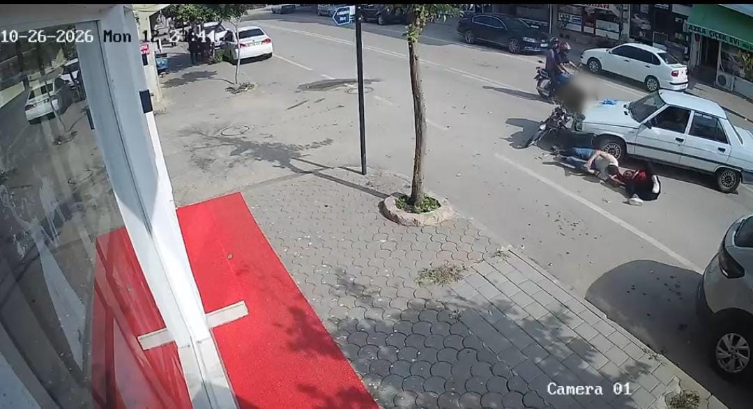 Adana'da Motosiklet ile Otomobil Çarpıştı: İki Kişi Yaralandı