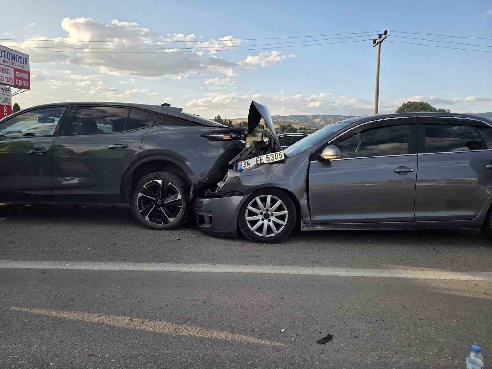 Ankara'da Zincirleme Trafik Kazası: 5 Araç Çarpıştı, 5 Yaralı