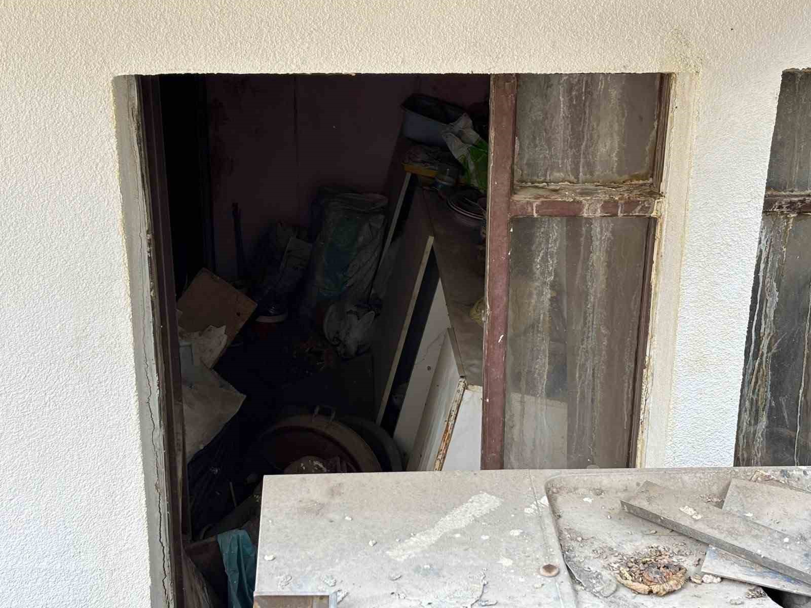Ankara'da Çöp Ev Skandalı: Yaşlı Çiftin Dairesinden Kamyon Dolusu Çöp Çıkarıldı